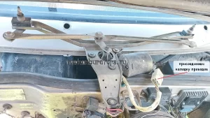 Присоединяем колодку проводов к стеклоочистителю