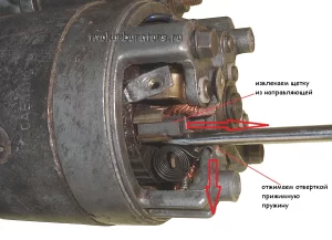 Извлекаем щетку стартера из направляющей, с помощью отвертки