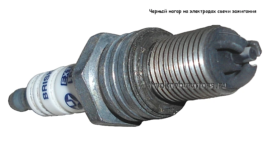 Хорошо выраженный черный нагар на электродах свечи зажигания