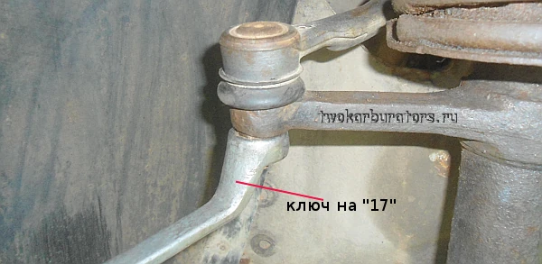 Далее отворачиваем гайку крепления пальца наконечника