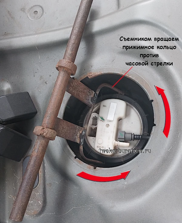 Отворачиваем прижимное кольцо топливного насоса Рено Логан