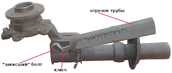 Отворачиваем закисший болт ключом с удлиннителем