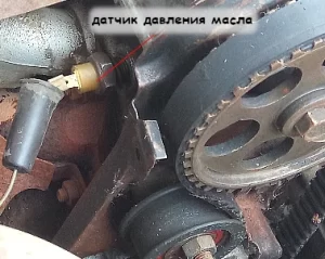 Датчик давления масла установлен сзади головки двигателя 2111